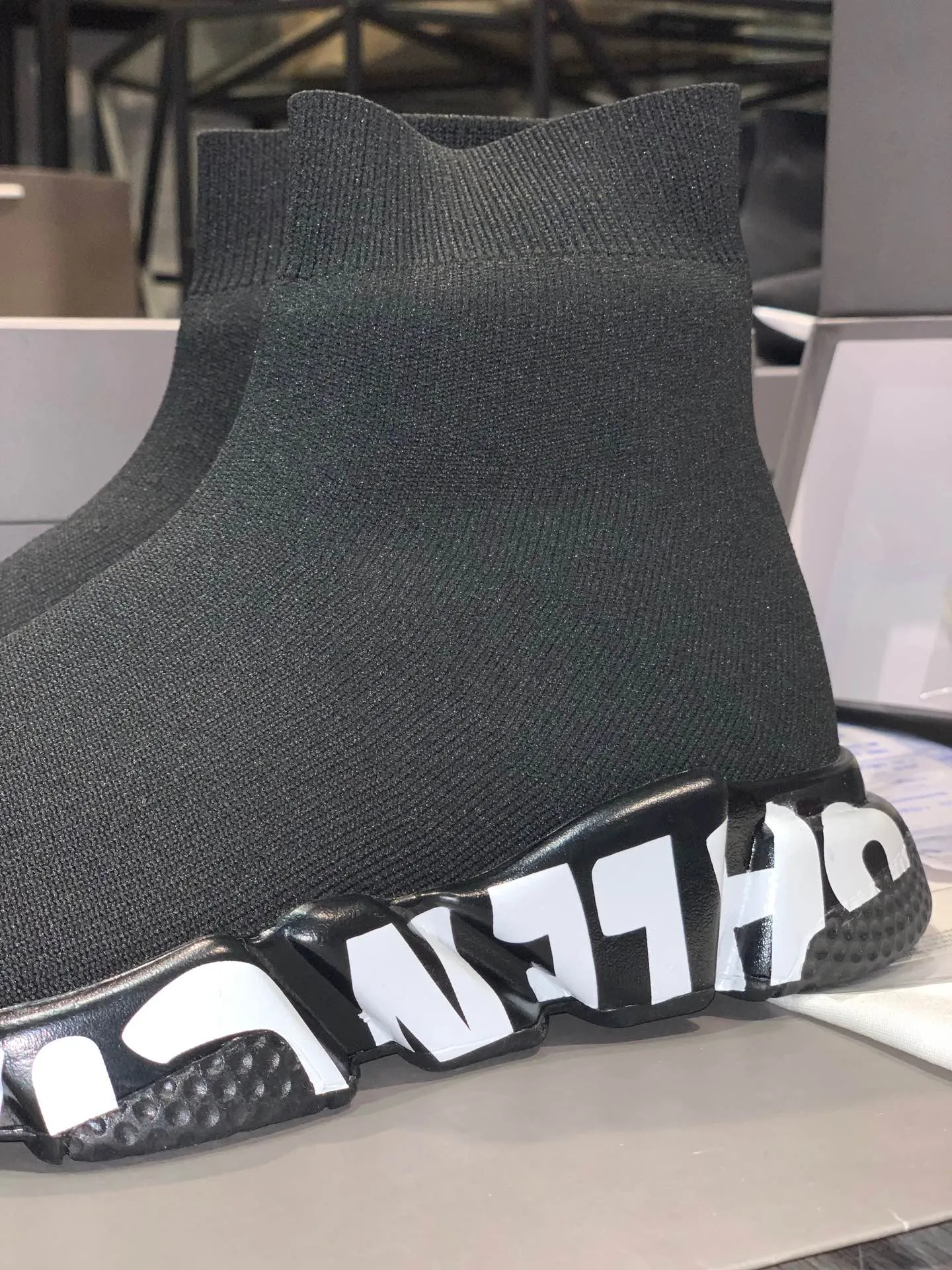 👟👟Ex-factory price 420👟👟 [Ready stock top version vacuum outsole] Balenciaga 👣Size: 35 36 37 38 39 40 41 42 43 44 45 [Socks in original packaging delivered] 🔥Balenciaga's "Speed" High-top sock-style sneakers are instantly recognizable and have ever-lasting popularity. This item is made in Italy from stretch knitted fabric. The rubber sole has excellent elasticity. Only half of the brand name printed on it is visible. Compared with the previous exaggerated and eye-catching style, it has a sense of "half-covering the face as if holding a pipa", and the brand's ingenuity in innovating the logo printing trend can also be seen.